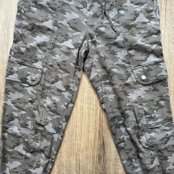 Banana Republic Gray Camouflage Cargo Joggers - Size Small - Picture 12 of 13